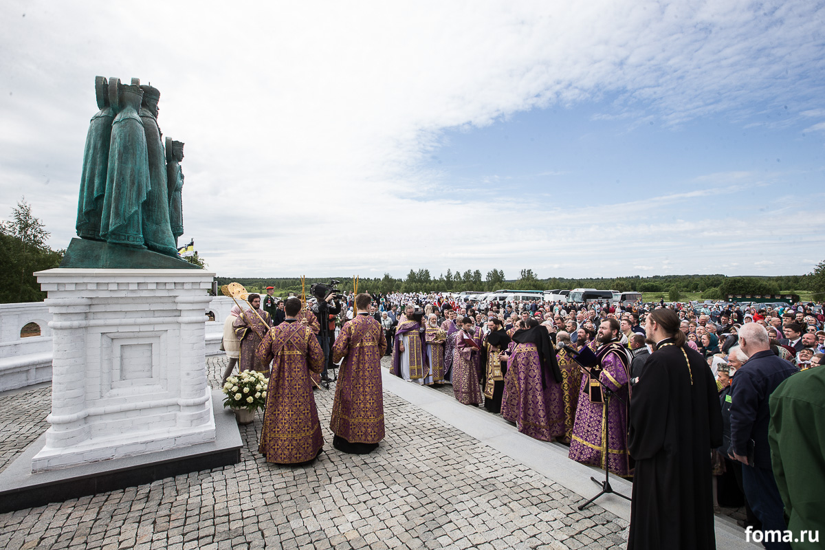 В Годеново освящен памятник семье Николая II